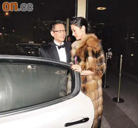 李嘉欣与许晋亨频频向记者说新年快乐