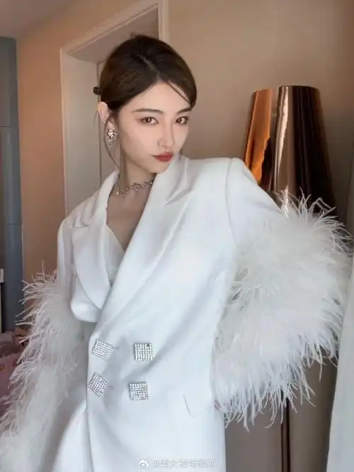 许佳琪白色西装酷美造型