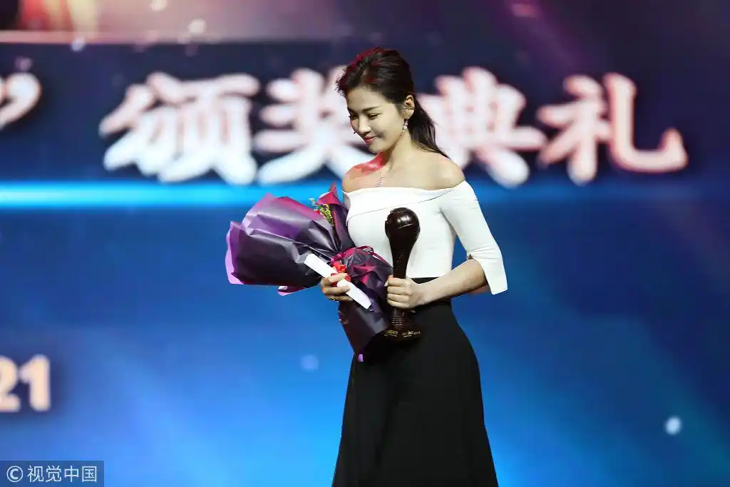 刘涛摘文荣奖视后秀香肩 半蹲接受小演员花束笑容暖化了