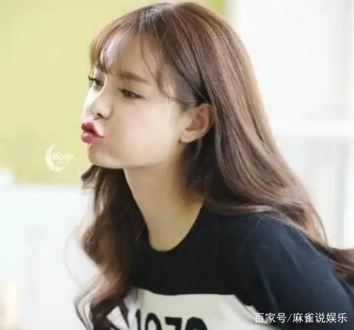 嘟嘴卖萌是自拍时最常用的动作之一盘点各位女星嘟嘟嘴谁更可爱