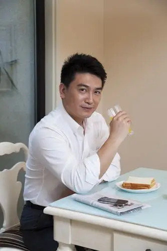 中年男人在餐厅吃早餐|优图佳视