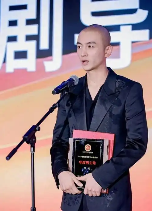 导演大会年度男主角,光头上台领奖好有个性|红毯|实力派演员_网易订阅