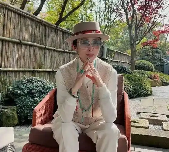 56岁张敏挑战抹胸背心造型,中年身材"尴尬"惹争议!