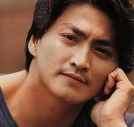 在现代审美中,眼睛也是评判一个人的长相的关键因素.