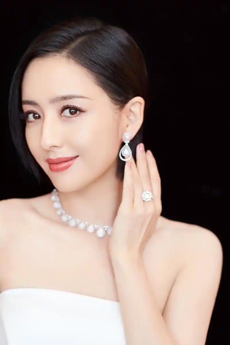 佟丽娅抹胸裙性感写真图片1010