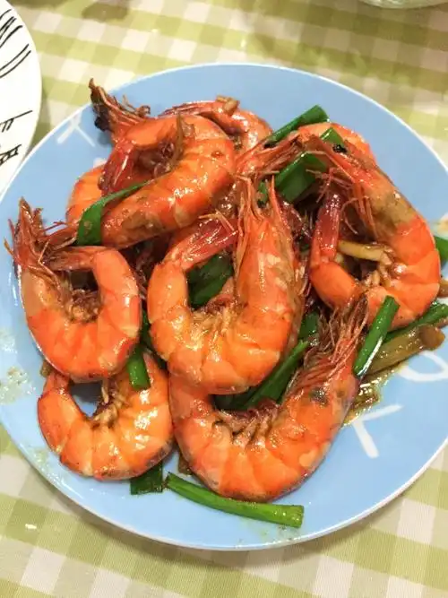 这虾做的给自己满分,火候刚刚好到剥壳容易,葱姜蒜料爆锅,好香!