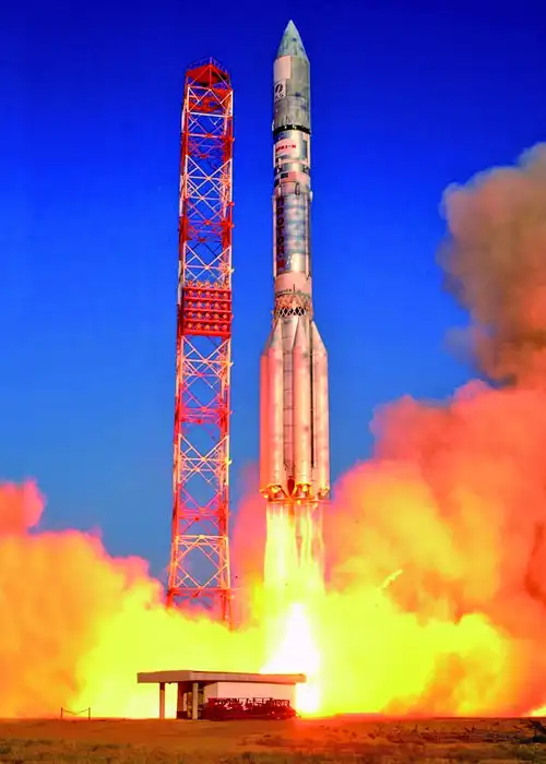 1971年4月19日,满载众人期望的"礼炮"1号由"质子"火箭发射升空,开启了