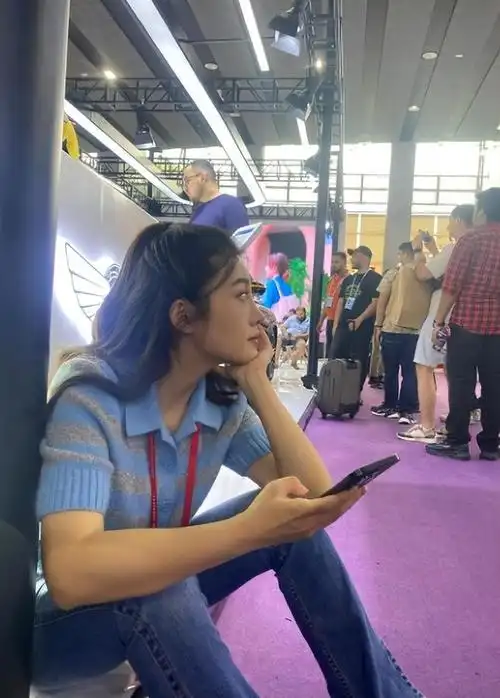 郑子可尽显调皮小可爱一面在广交会骑着电动代步车出场做报道