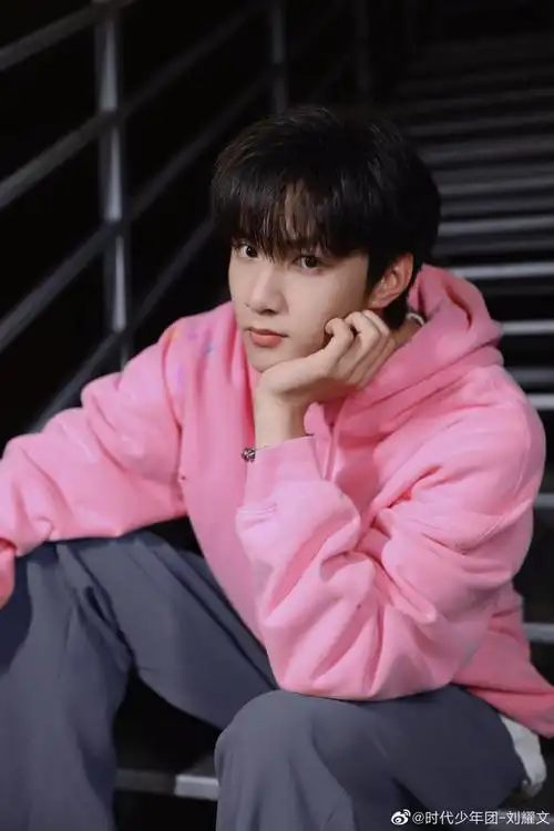 刘耀文户外四连拍