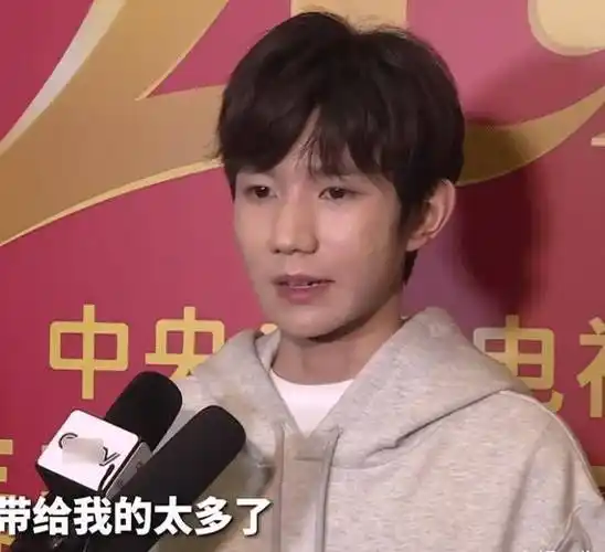 接下来就看看王源在"照妖镜"下的颜值啦,即使说是没有精修和美颜的