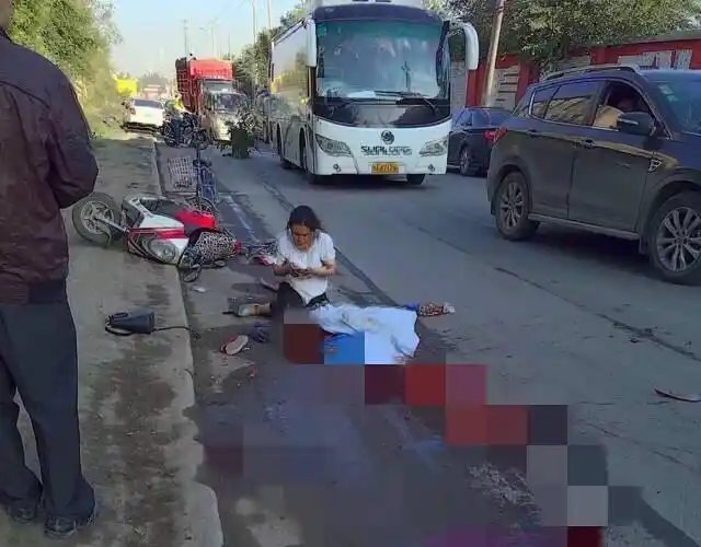 摩托车翻到在地,女孩被另一辆重卡车卷入车轮,当场死亡