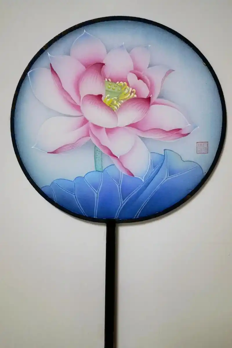 荷花团扇 再不画朵荷花夏天就要过了,扇子上画出来比宣上感觉" - 抖音