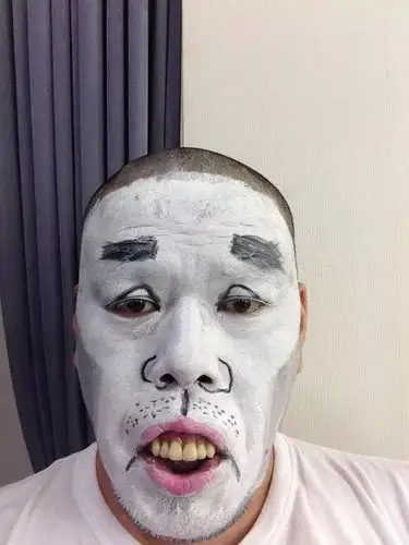 这个日本搞笑艺人戏虐了整个文化圈