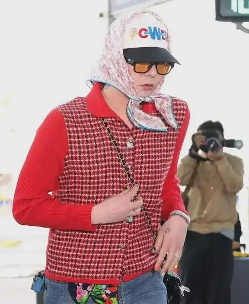 权志龙最新机场照太另类!穿红衣戴花头巾,被嘲像大姨去赶集