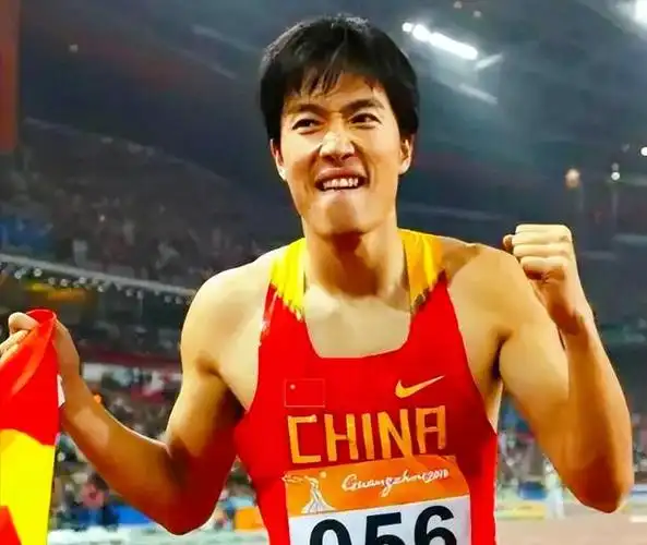 刘翔刚起跑就停下了,接着脸上表情异常痛苦,然后就退赛了