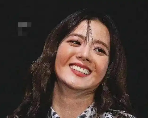 和安普贤交往之后的智秀,面部又松又垮,整个人显老了10岁不止.