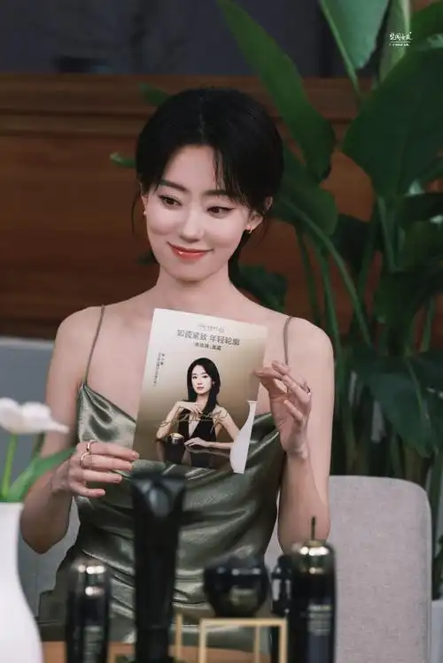 张小斐荡领吊带