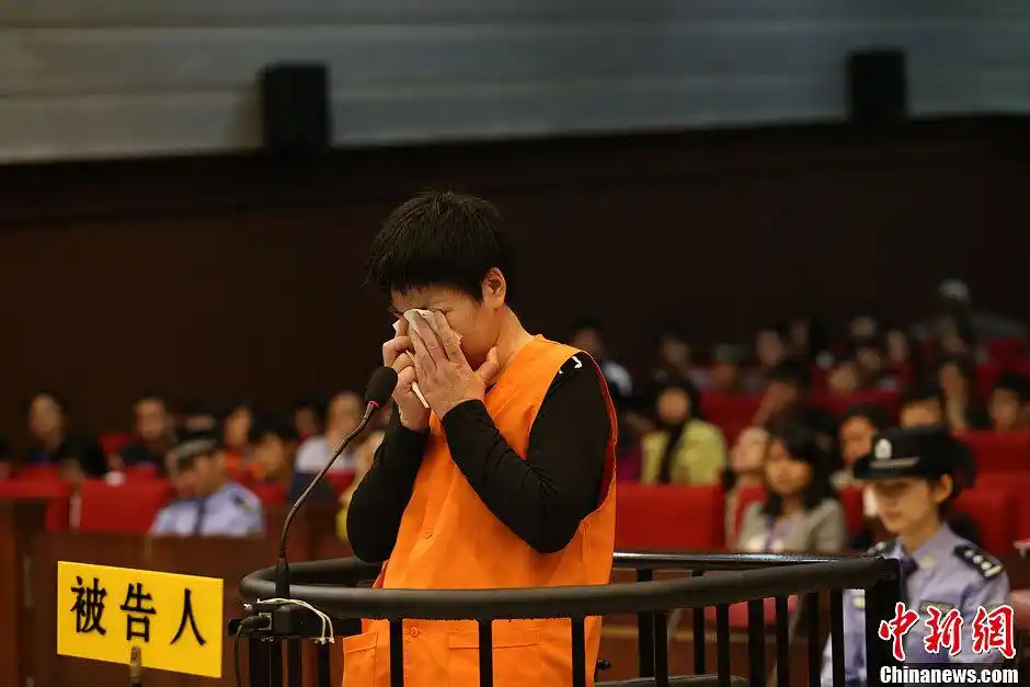 杭州萧山大火案开庭被告人痛哭至晕厥