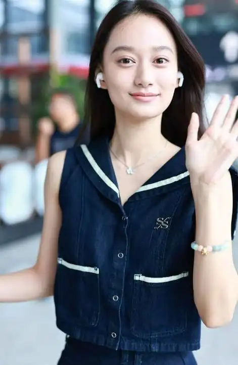 夏梦清纯亮相上海机场,气质迷人如女学生