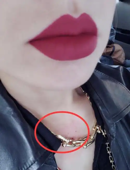 原创宁静晒新款妆容凑近镜头那刻网友却注意到她的锁骨红痕明显