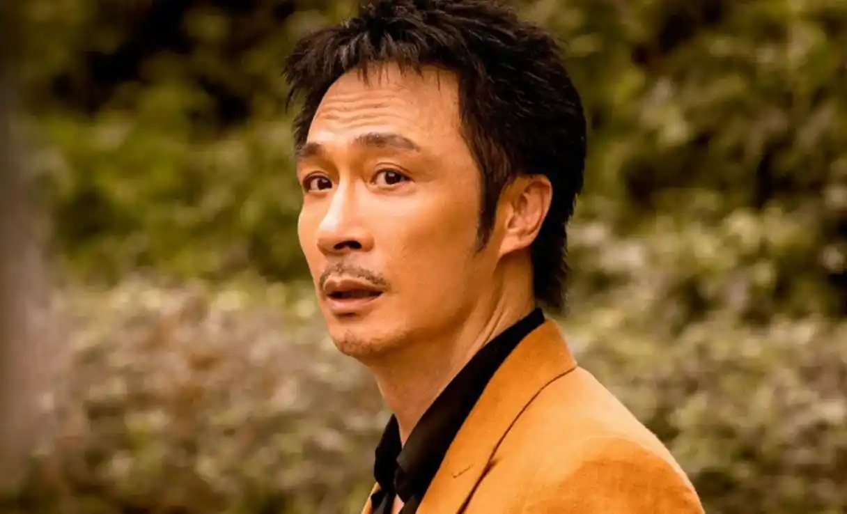 60岁吴镇宇携全家出游,模特老婆穿短裤秀长腿,14岁费曼高大壮实