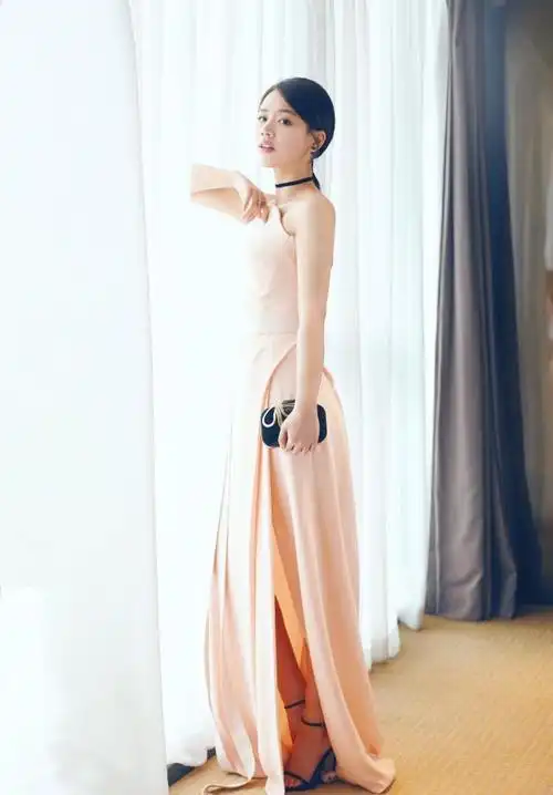 马思纯厉害了,吊带牛仔裤穿成这样,难怪欧豪这么迷恋你!