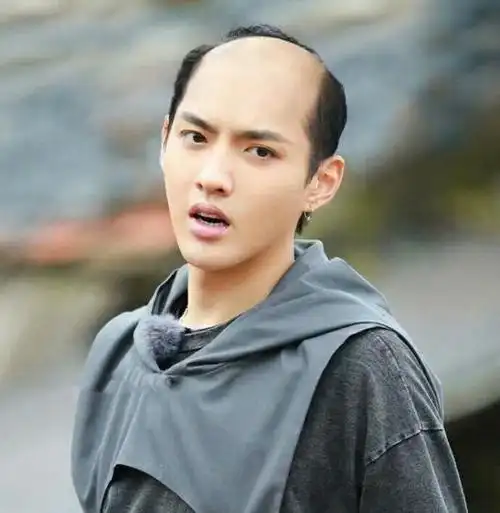 男星变秃顶后,鹿晗很爷们王俊凯变油腻大叔,而杨洋依然帅气