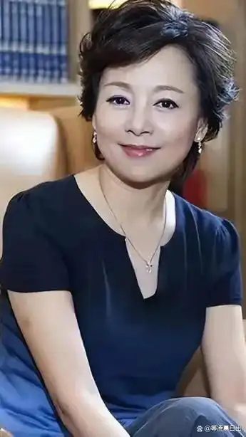 她,出生上海,前夫是大导演张建亚,年轻时候的颜值,可以说能把万绮雯