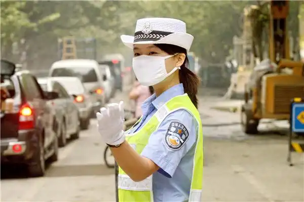 【组图】常德"白手套"女警:女雷锋传播文明的倩影