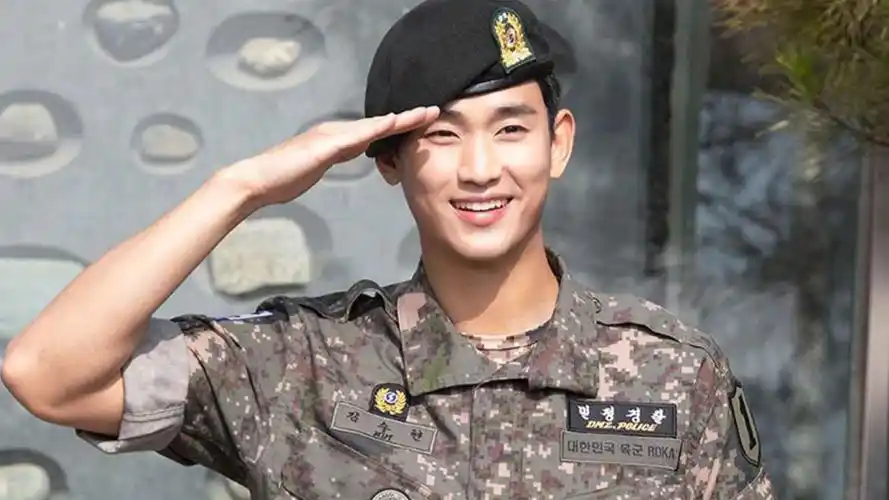 金秀贤晒穿迷彩军装敬礼的帅气照,正式宣布自己已经退伍!