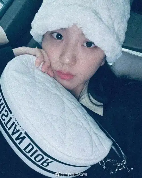 jisoo金智秀最新私服更新 黑色夹克搭配同色微喇裤……_高清图集_新浪