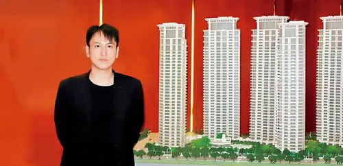 成了一团泡沫时,他坚持不愿降,最终汤臣一品的价格从每平米10万迅速