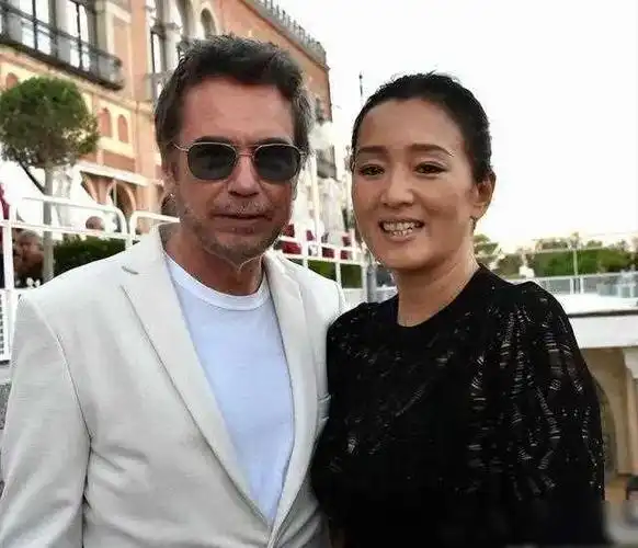 57岁巩俐与74岁老公再次合体,大17岁老公打扮帅气,像小伙