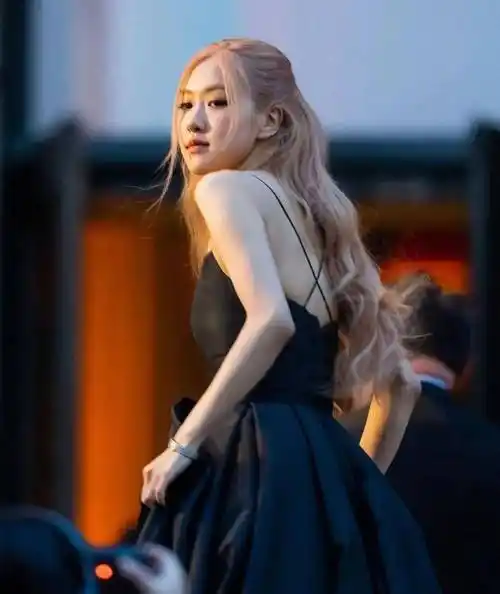 朴彩英现身纽约上演"背影杀",黑色吊带裙优雅大气_活动_魅力_身材