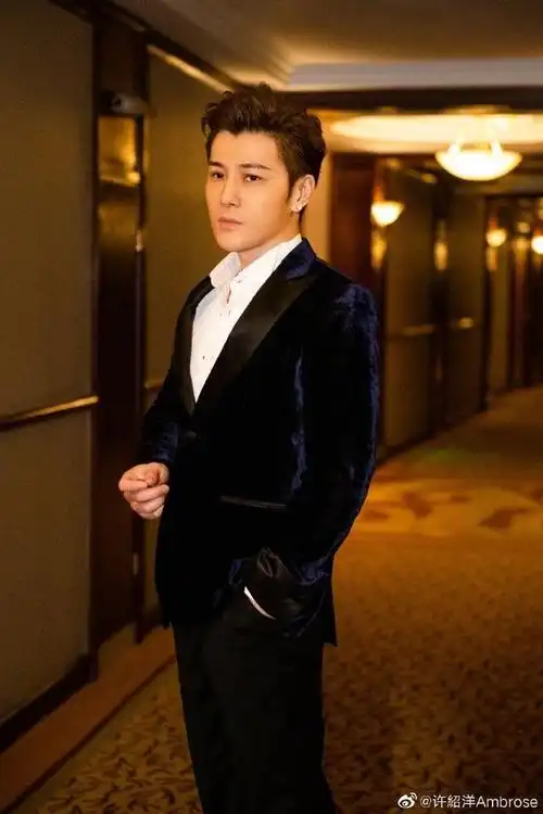 不老男神许绍洋微博晒帅照 首次坦言曾为年轻狂吃防腐剂!