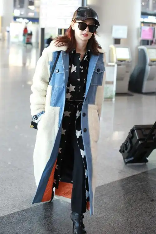 戚薇戴棒球帽和墨镜穿拼接羊羔绒大衣现身机场皮肤白皙