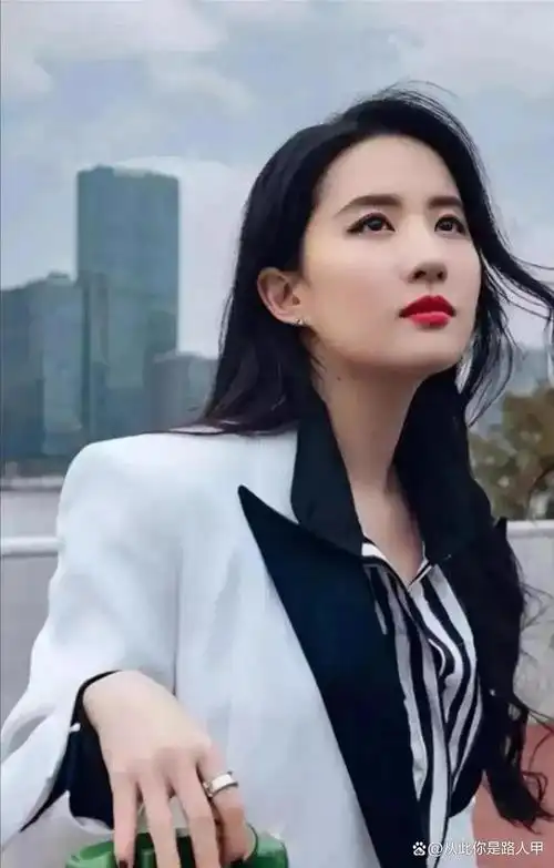 一颗明星,她凭借着超凡的美貌和出色的演技,成为众多粉丝心目中的女神