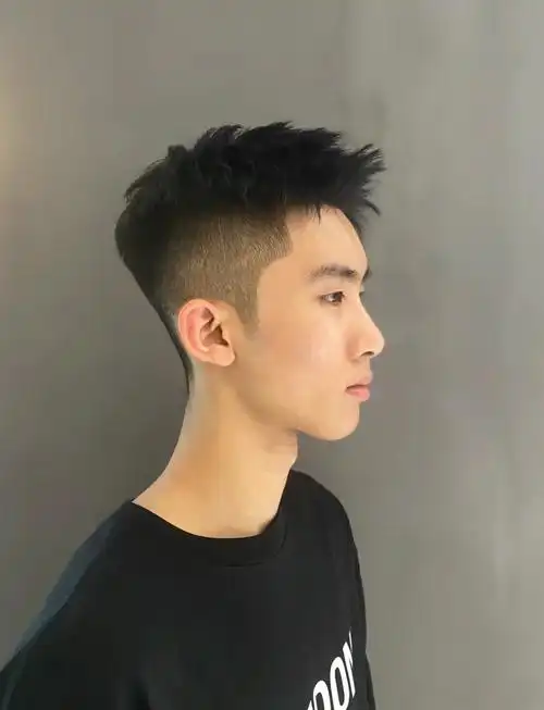 夏天短发男生推荐发型