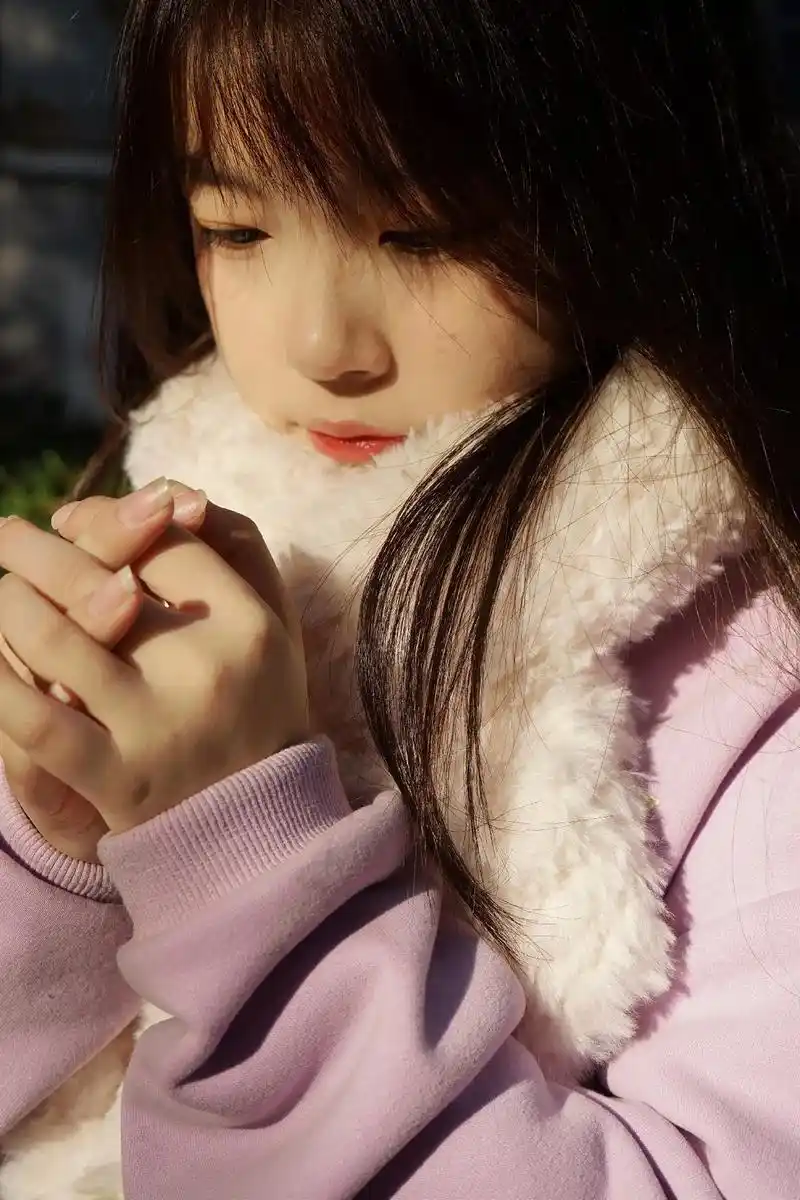 新冬可期#校园 #侧脸人像摄影#这个冬天会很冷吗 #2022 - 抖音