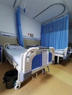 医院病房里的床位