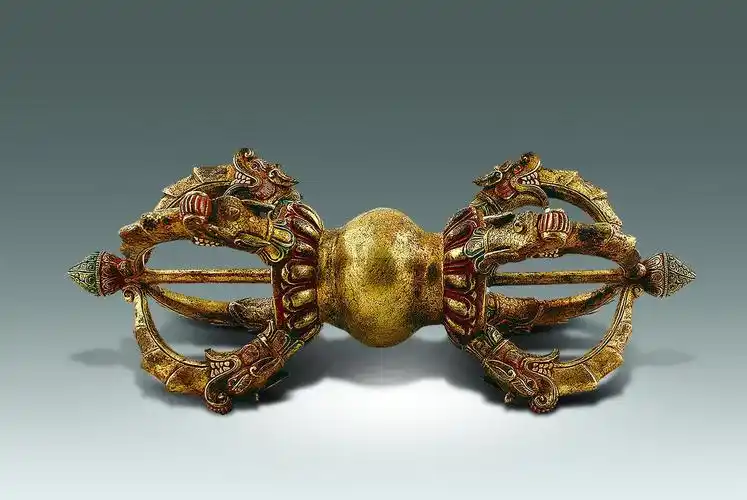 0122 清 铜鎏金八兽首纹法器