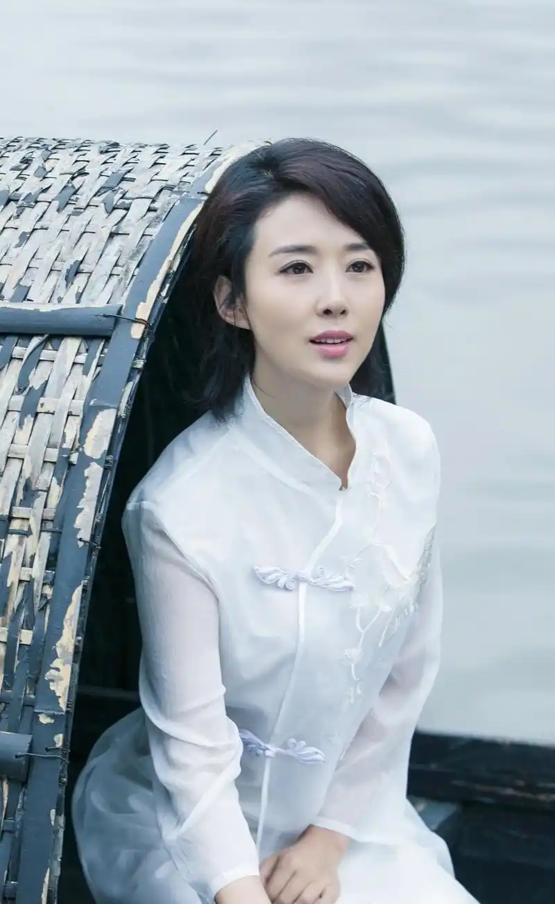 颜丹晨真是40 女人的骄傲,穿深v领薄纱连衣裙,大方秀出好身材