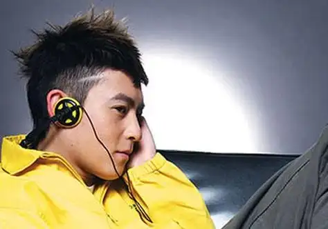 陈冠希剃鬓角定位烫短发发型