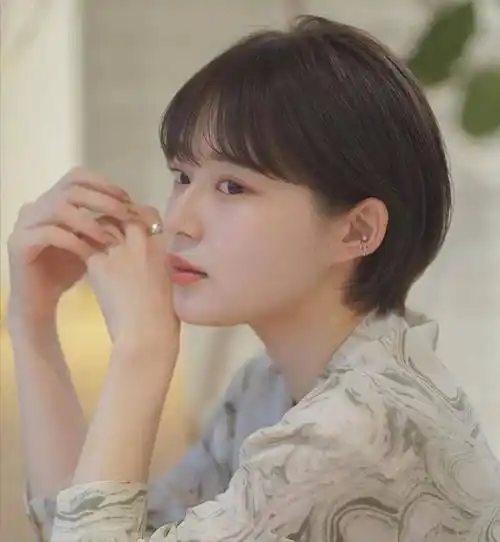 对于那些比较懒惰的人来说,露耳朵的短发可以解放双手,节省时间.