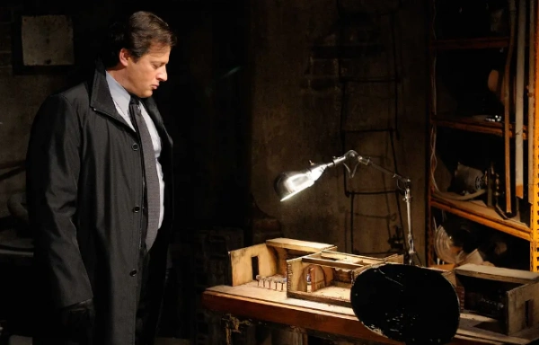 《电锯惊魂》霍夫曼什么时候成为坚锯的徒弟的?