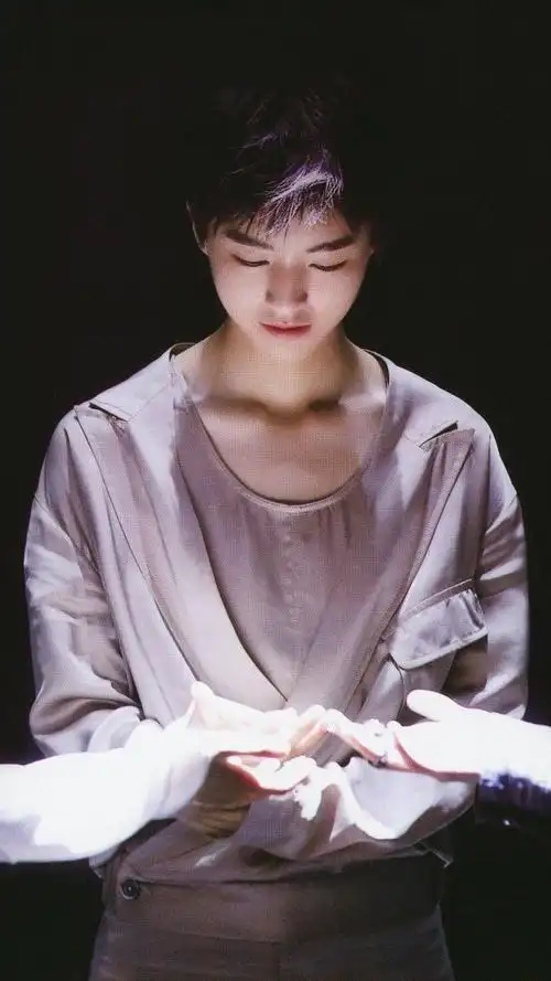 王俊凯性感锁骨图照合集让人欲罢不能的迷人凯boss