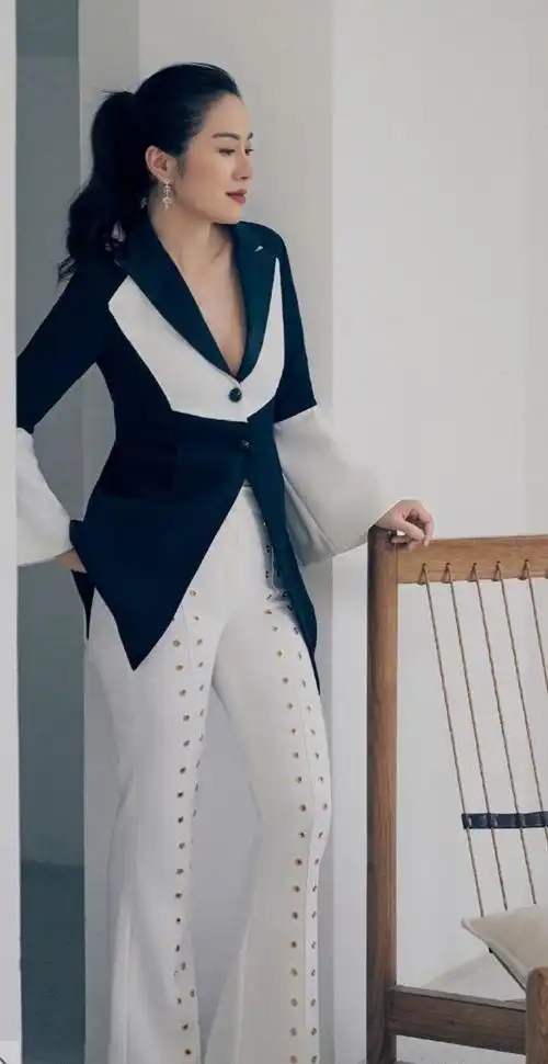 叶璇真是逆生长穿半透纱裙秀身材坐椅子上还嘟嘴比剪刀手