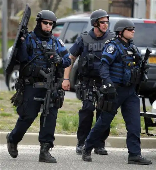 美国警察特种部队swat的由来以及必备武器