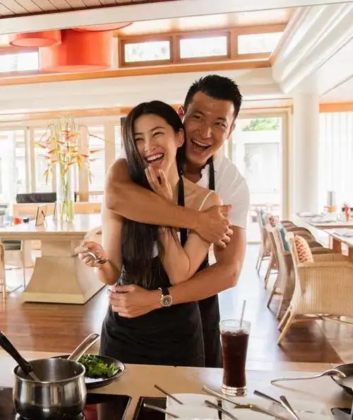 朱珠和老公喝下午茶!穿搭时髦自带高级感,这气场一般人作不出来