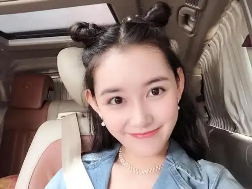 蒋依依扎"哪吒头"现身友人的婚礼现场,不怕龙王来降雨吗